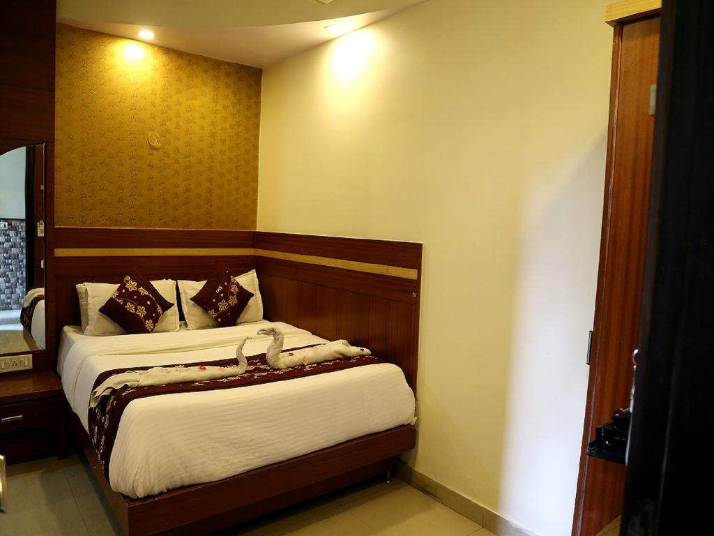 Hotel Shivam International - A Well Hygiene Property All Staff Vaccinated " Нью-Дели Экстерьер фото